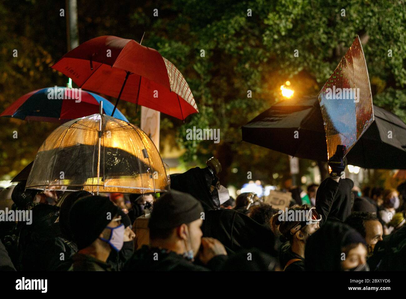 Portland, Stati Uniti. 03 giugno 2020. Ombrelli simili a quelli visti in Hong Kong dimostrazioni iniziano a comparire a Portland proteste. Migliaia di persone hanno manifestato per il settimo giorno consecutivo a Portland, Oregon's Justice Center e in tutto Portland il 3 giugno 2020 per protestare contro l'assassinio di George Floyd a Minneapolis, Minnesota, il 25 maggio. (Foto di John Rudoff/Sipa USA) Credit: Sipa USA/Alamy Live News Foto Stock