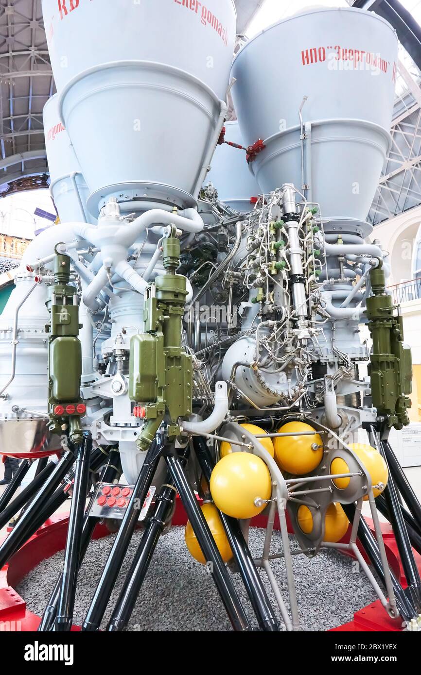 Mostra VDNH, padiglione spaziale, MOSCA, RUSSIA - 07 gennaio 2019: Parte del motore a razzo propellente liquido RD-170 Foto Stock