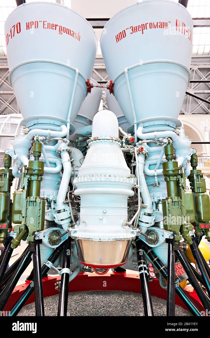 Mostra VDNH, padiglione spaziale, MOSCA, RUSSIA - 07 gennaio 2019: Parte del motore a razzo propellente liquido RD-170 Foto Stock