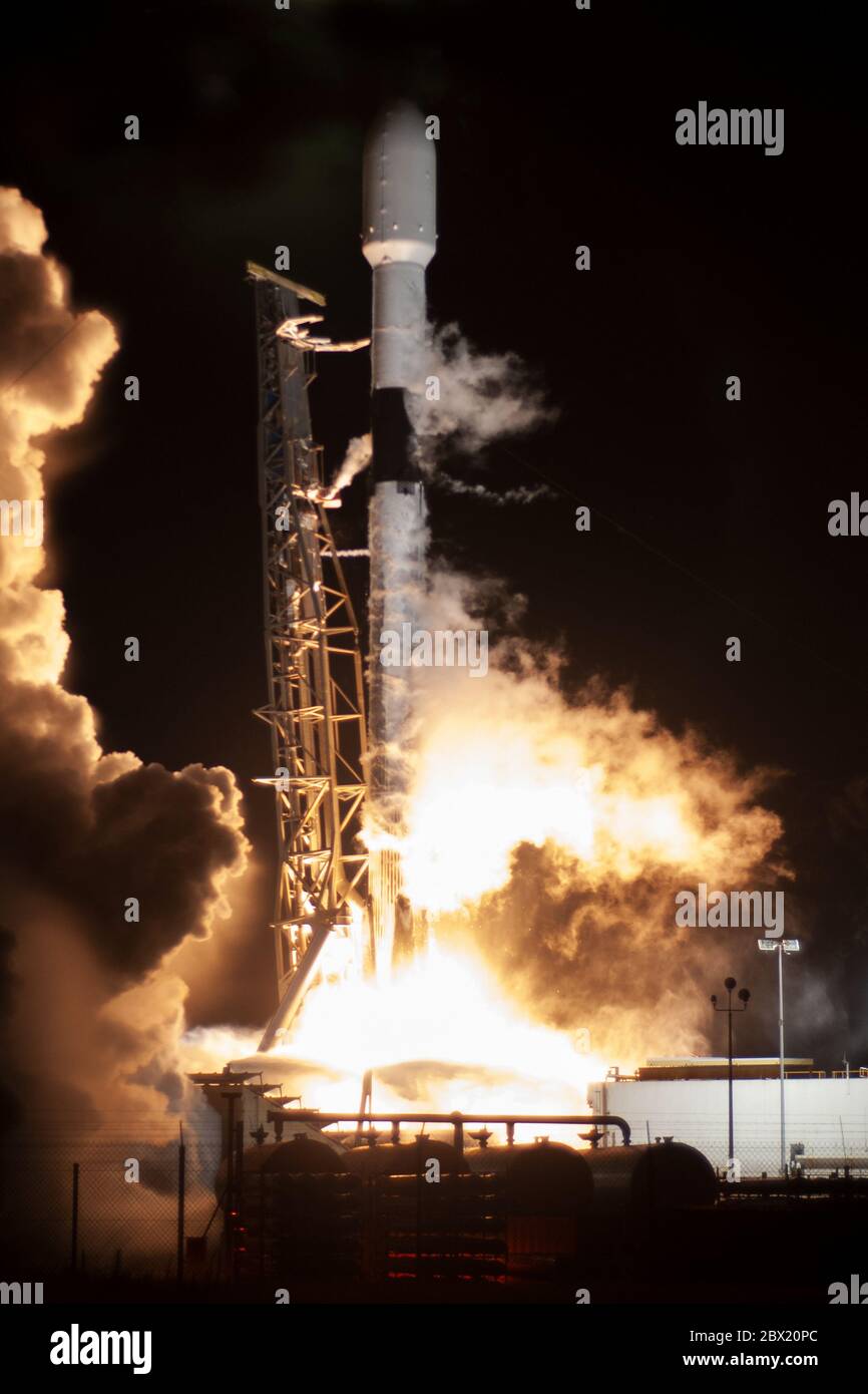 Quattro giorni dopo il lancio della prima missione con equipaggio, un altro razzo SpaceX Falcon 9 potenzia i satelliti Starlink dell'azienda per orbitare dalla stazione dell'aeronautica di Cape Canaveral mercoledì 3 giugno 2020. Foto di Joe Marino/UPI Credit: UPI/Alamy Live News Foto Stock