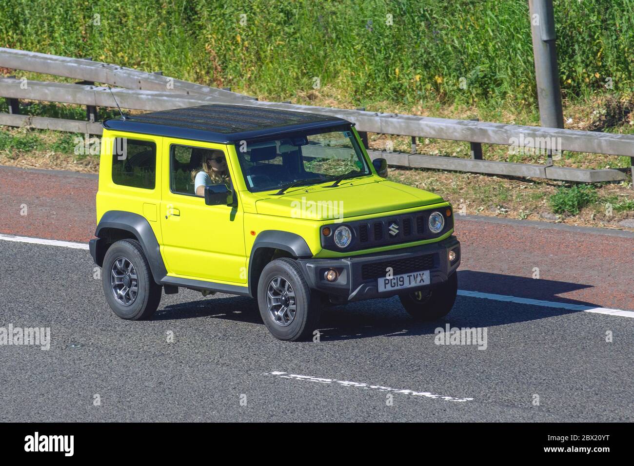 2019 giallo Suzuki Jimmy SZ5 4X4; veicoli veicolari, automobili che guidano veicoli su strade del Regno Unito, motori, motori sull'autostrada M61 Foto Stock