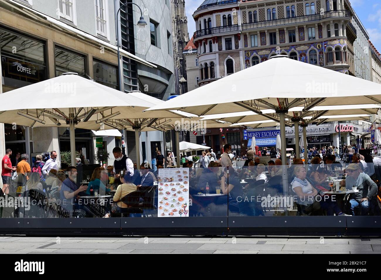 Vienna, Austria. Le restrizioni di uscita sono state revocate. La gente è ancora seduta in un ristorante. Foto Stock