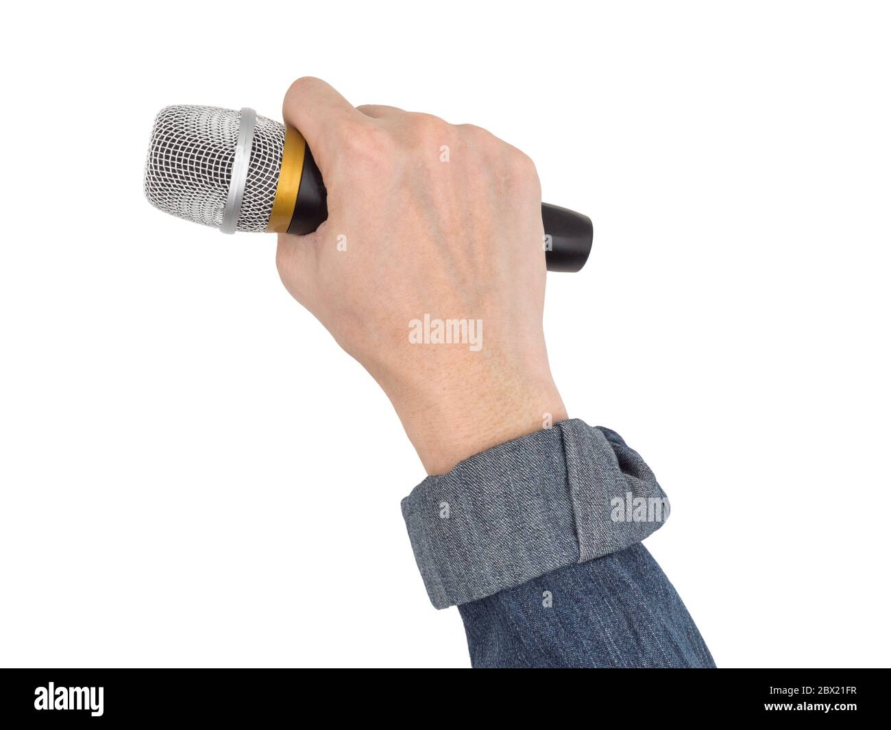 Maschio di mano che tiene il microfono su sfondo bianco. Foto Stock