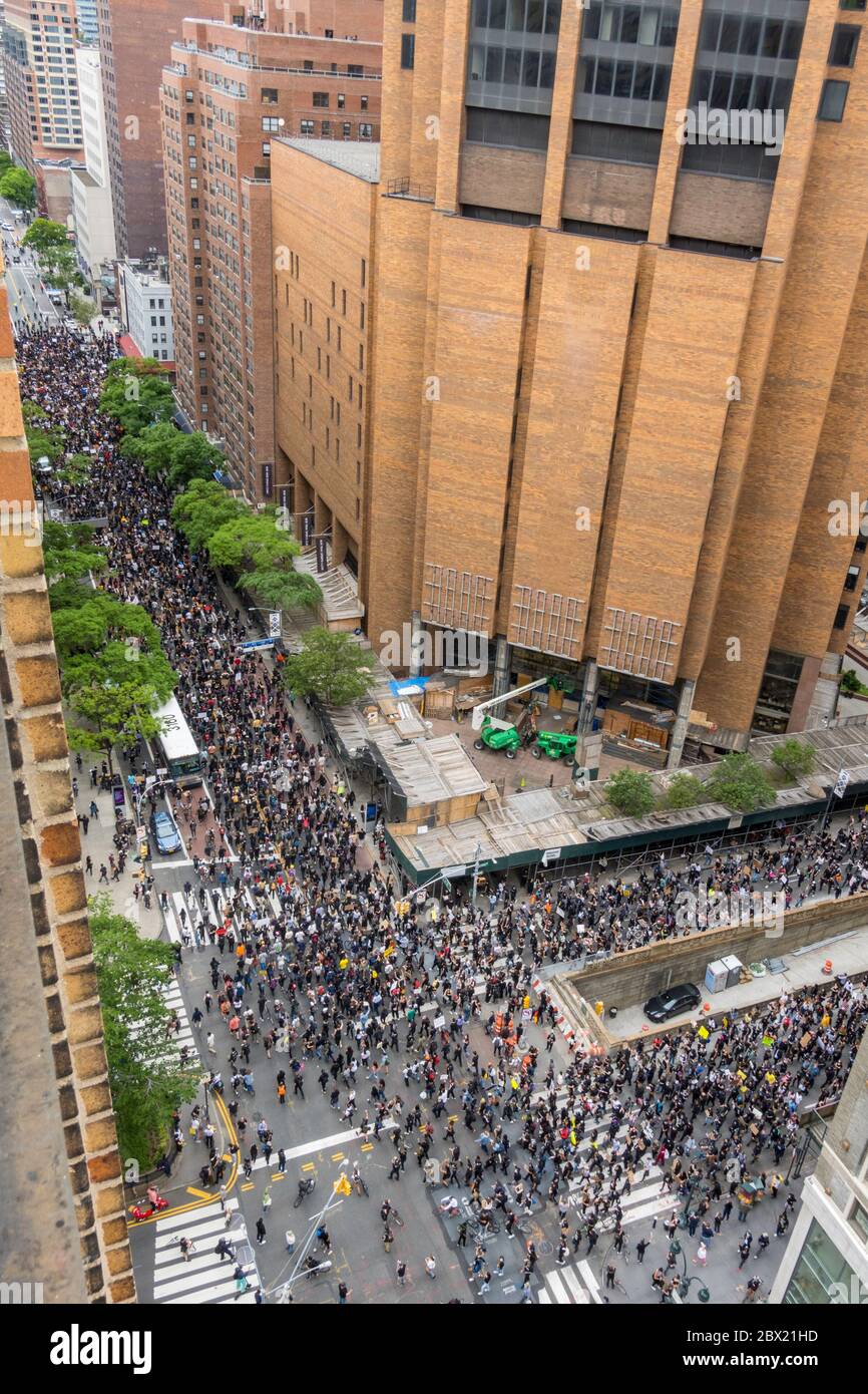 Migliaia di persone marciano a New York per protestare contro la morte di George Floyd, 2 giugno 2020, USA Foto Stock