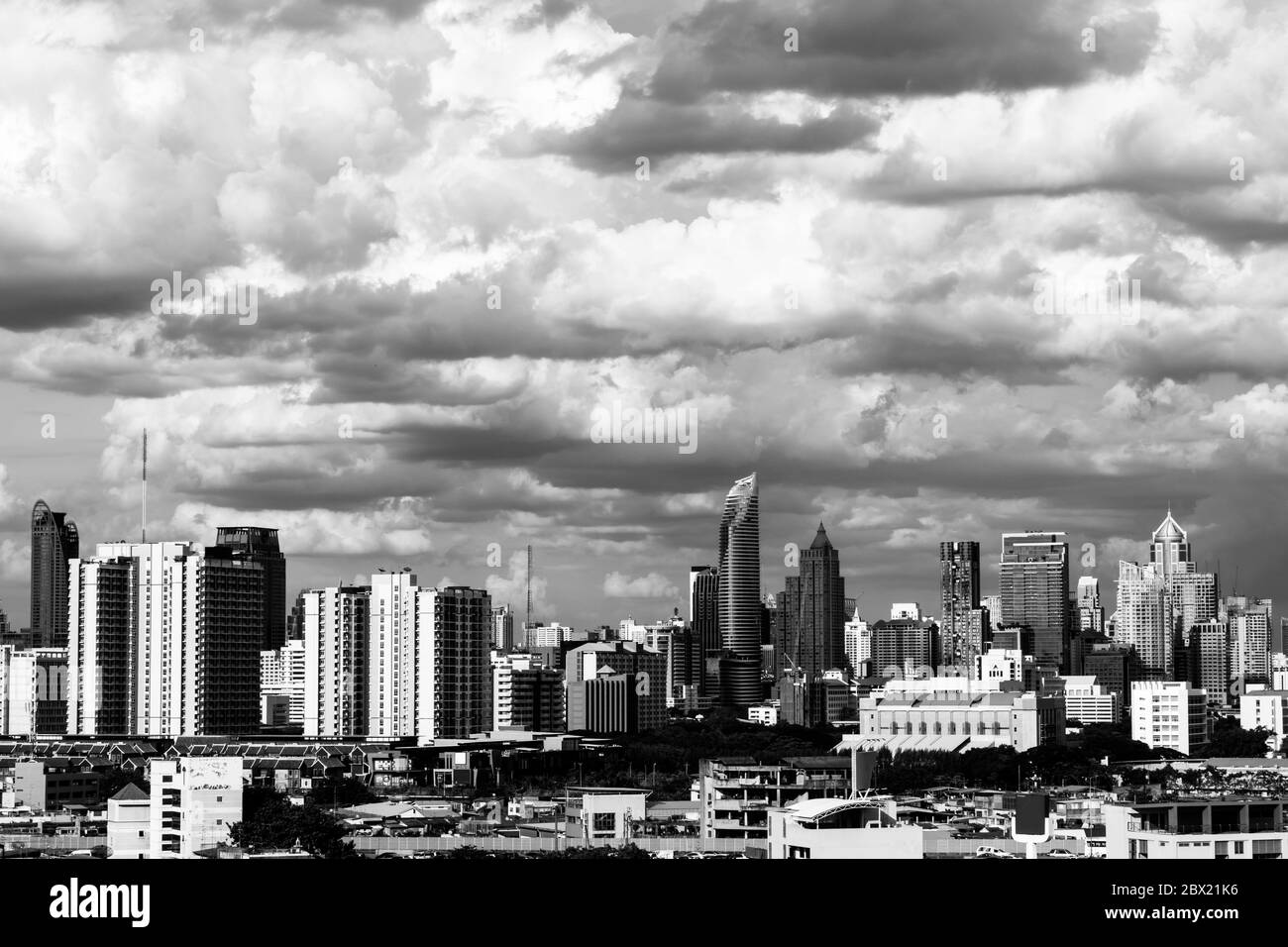Edificio moderno nel quartiere degli affari nella citta' di Bangkok, in Tailandia. Tono bianco e nero Foto Stock