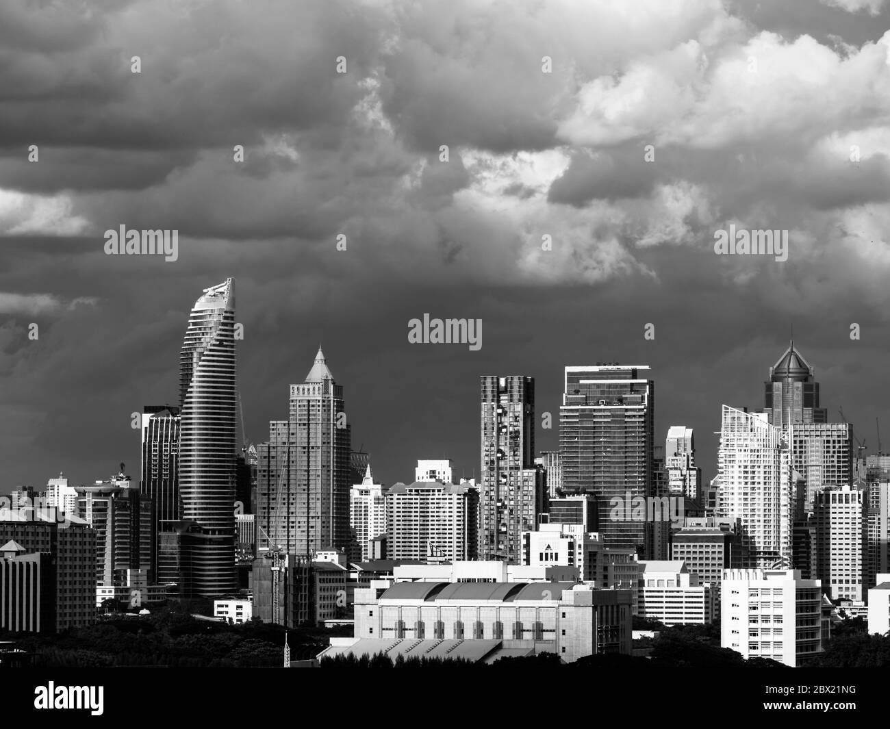 Edificio moderno nel quartiere degli affari nella citta' di Bangkok, in Tailandia. Tono bianco e nero Foto Stock
