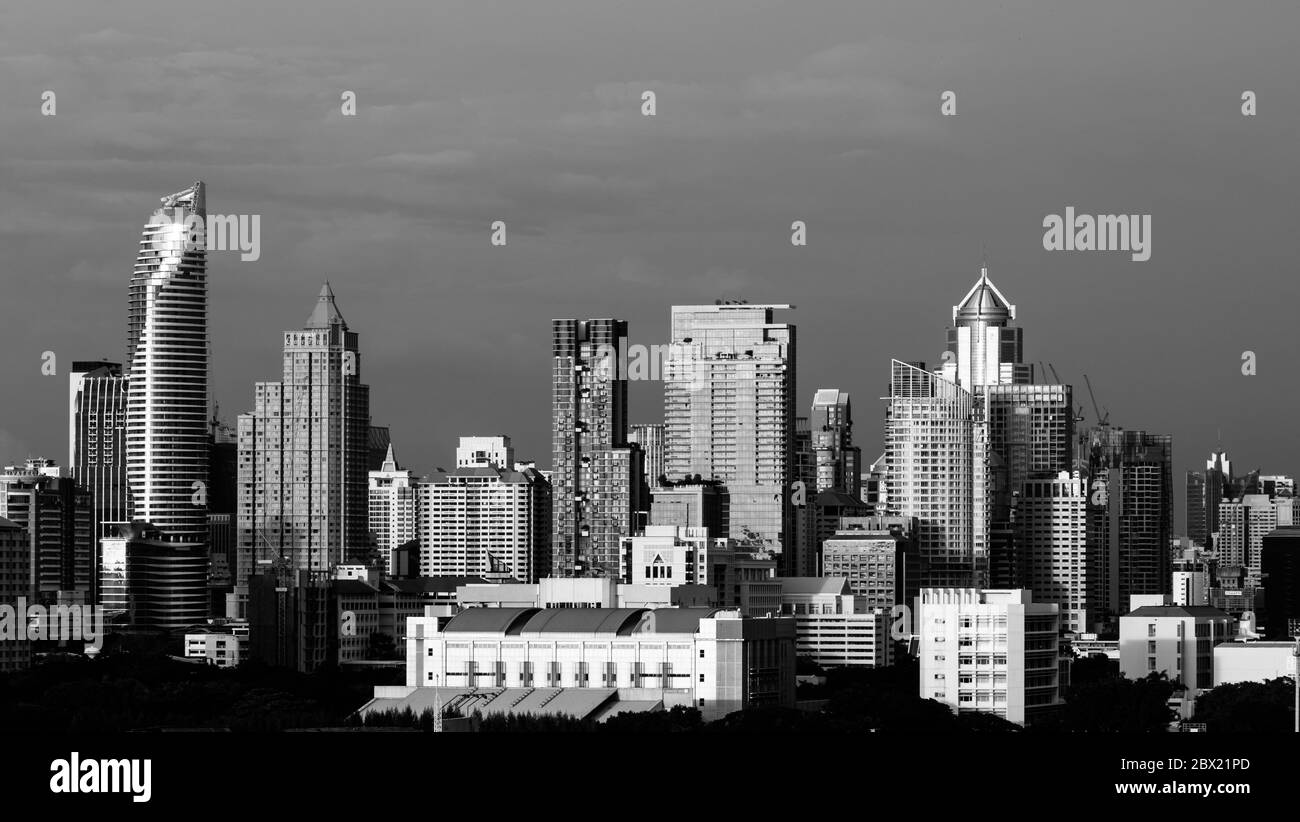Edificio moderno nel quartiere degli affari nella citta' di Bangkok, in Tailandia. Tono bianco e nero Foto Stock