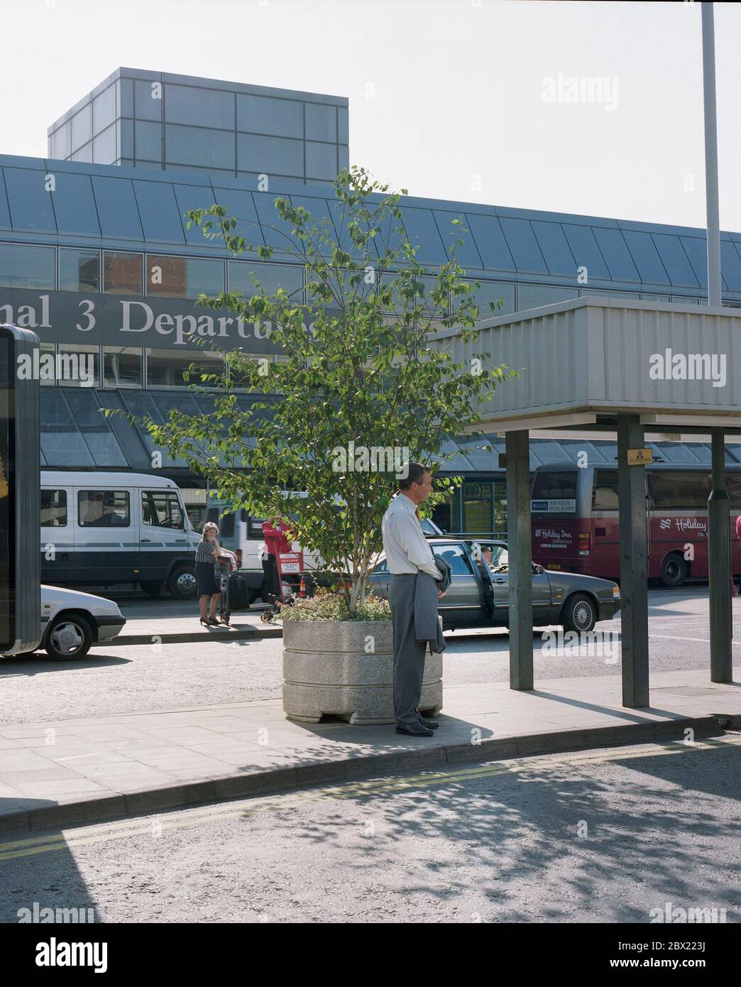 1995, viaggiatori che arrivano all'aeroporto di Heathrow, Londra, Regno Unito Foto Stock