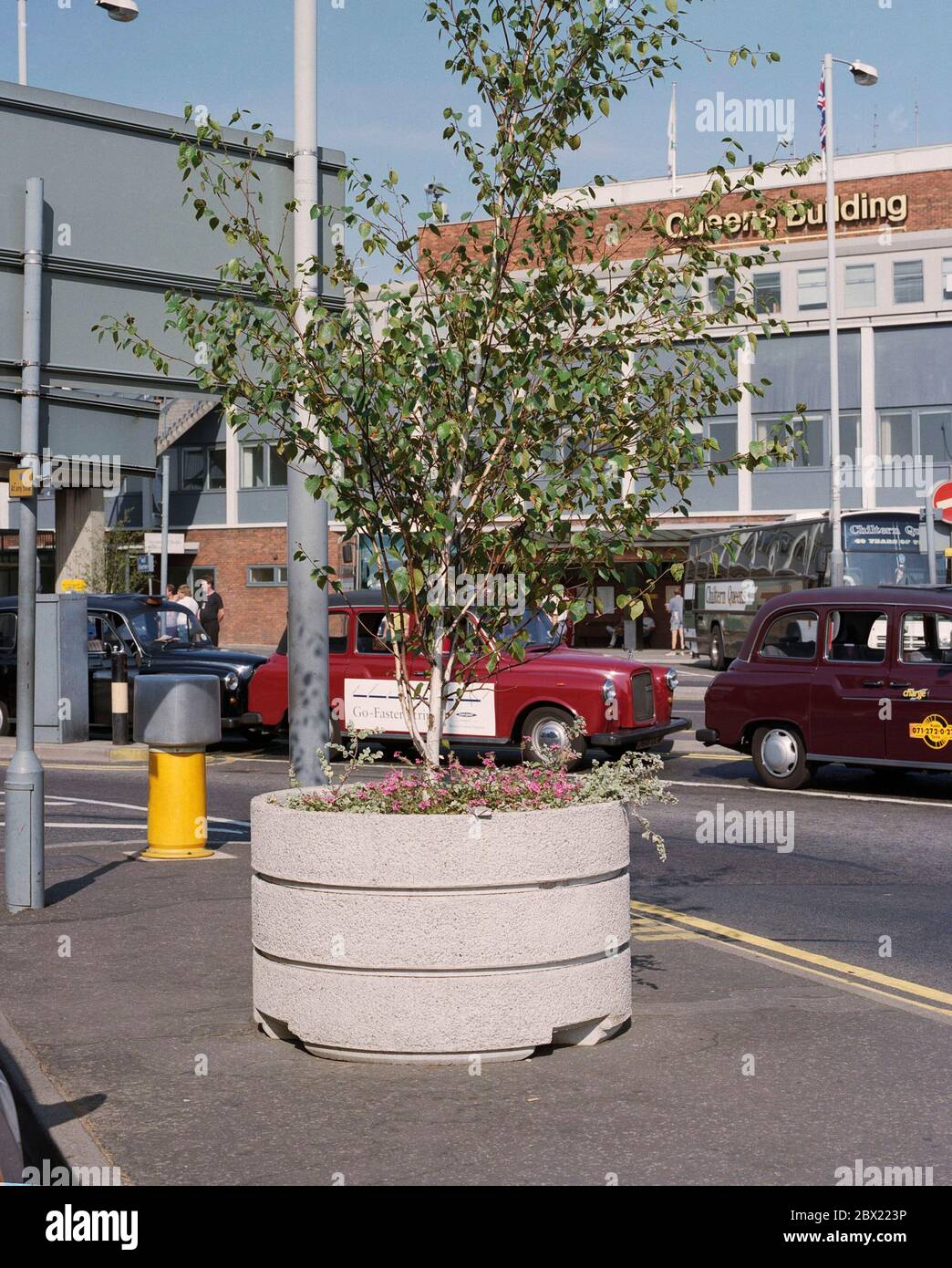 1995, viaggiatori che arrivano all'aeroporto di Heathrow, Londra, Regno Unito Foto Stock