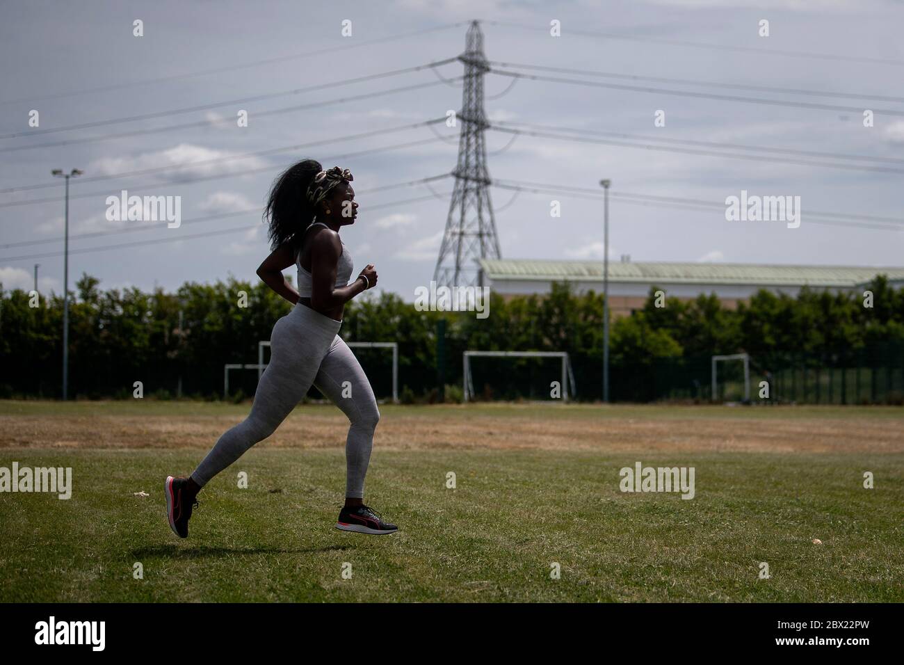 Asha Philip durante una sessione di allenamento nel suo parco locale a Walthamstow, Londra, poiché le sue strutture di formazione nella zona est di Londra rimangono chiuse a causa del blocco del Covid-19. Foto Stock