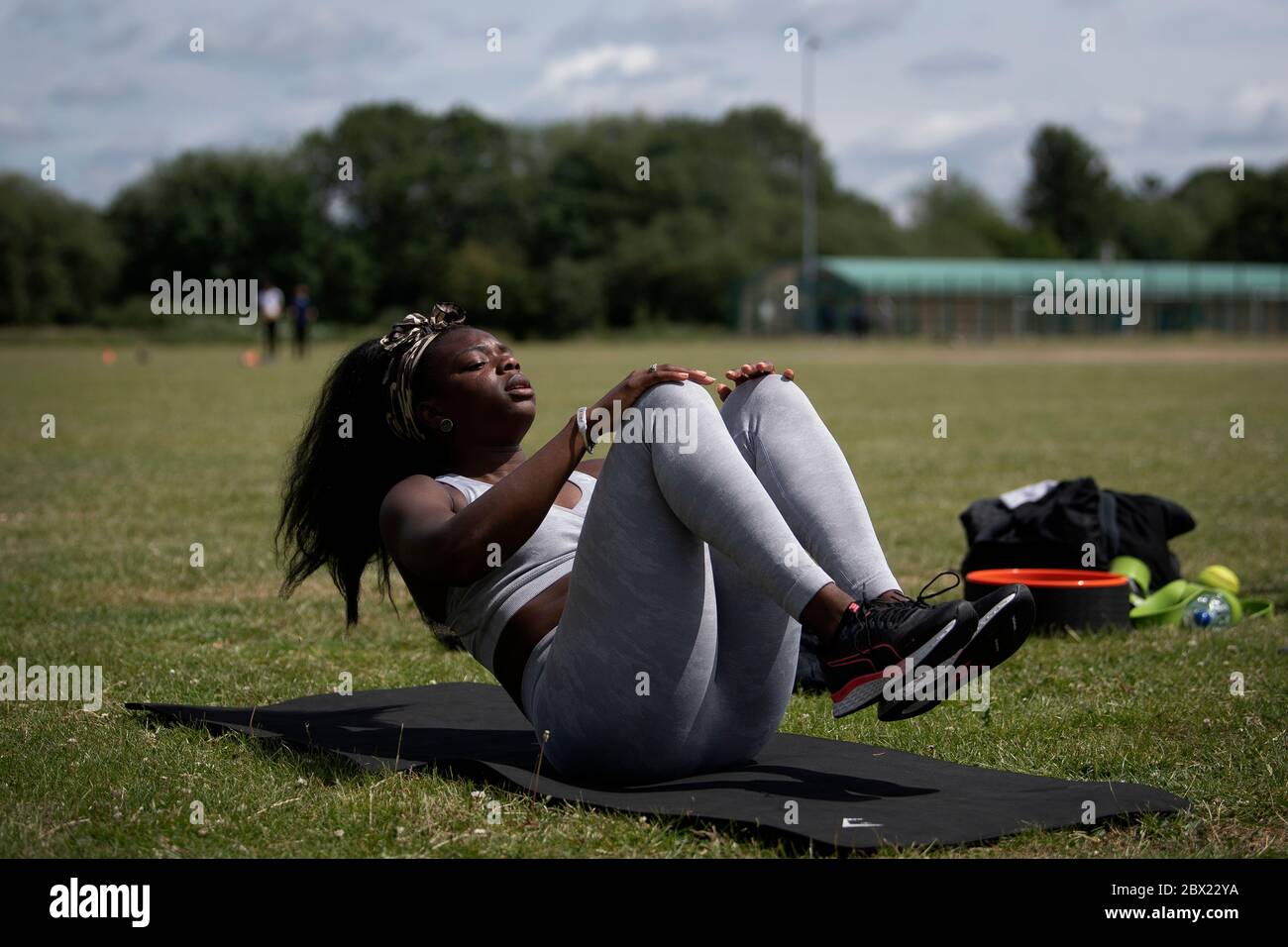 Asha Philip durante una sessione di allenamento nel suo parco locale a Walthamstow, Londra, poiché le sue strutture di formazione nella zona est di Londra rimangono chiuse a causa del blocco del Covid-19. Foto Stock