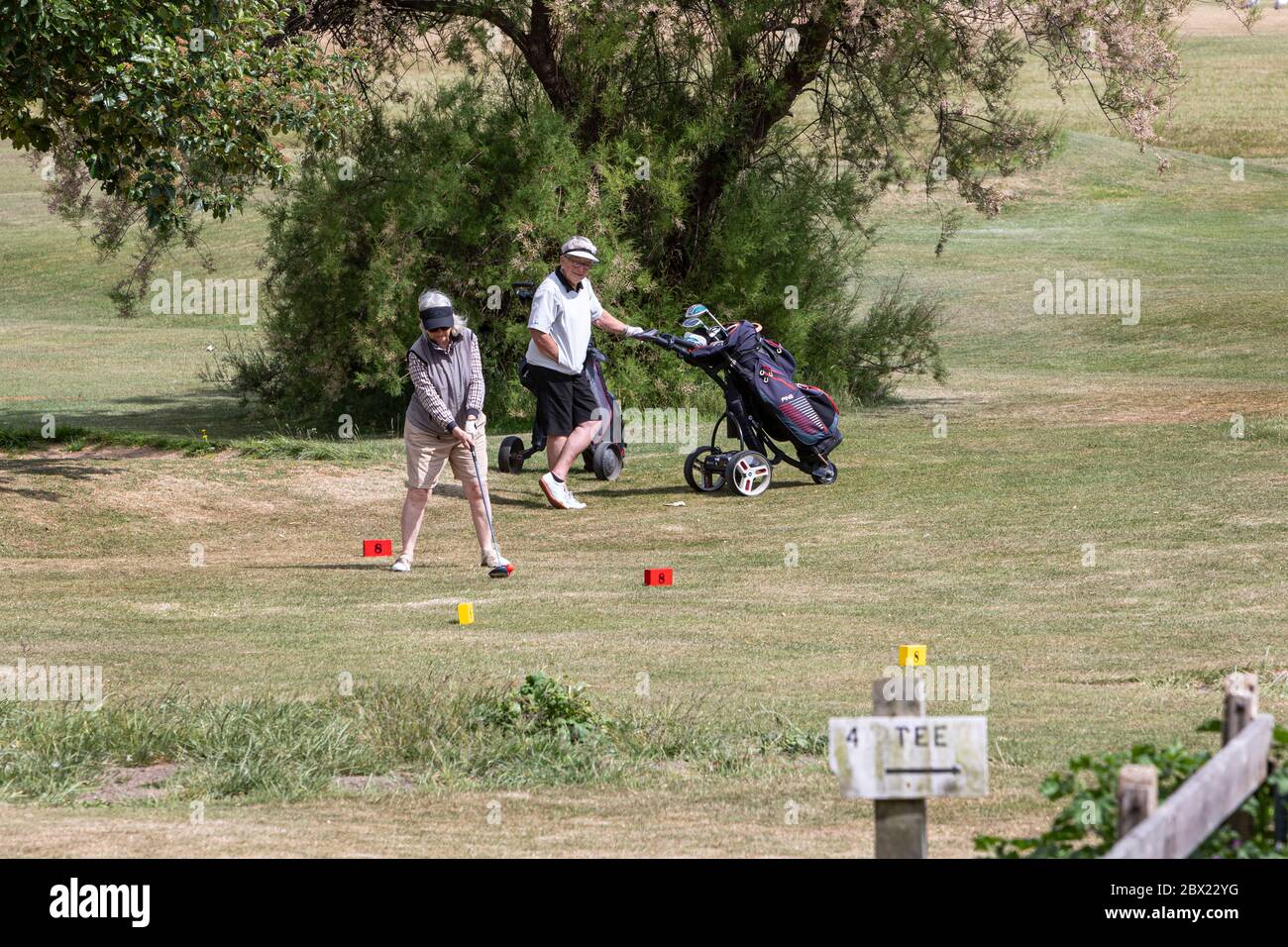 Due golfers anziani che si brulicano durante la pandemia del coronavirus Foto Stock