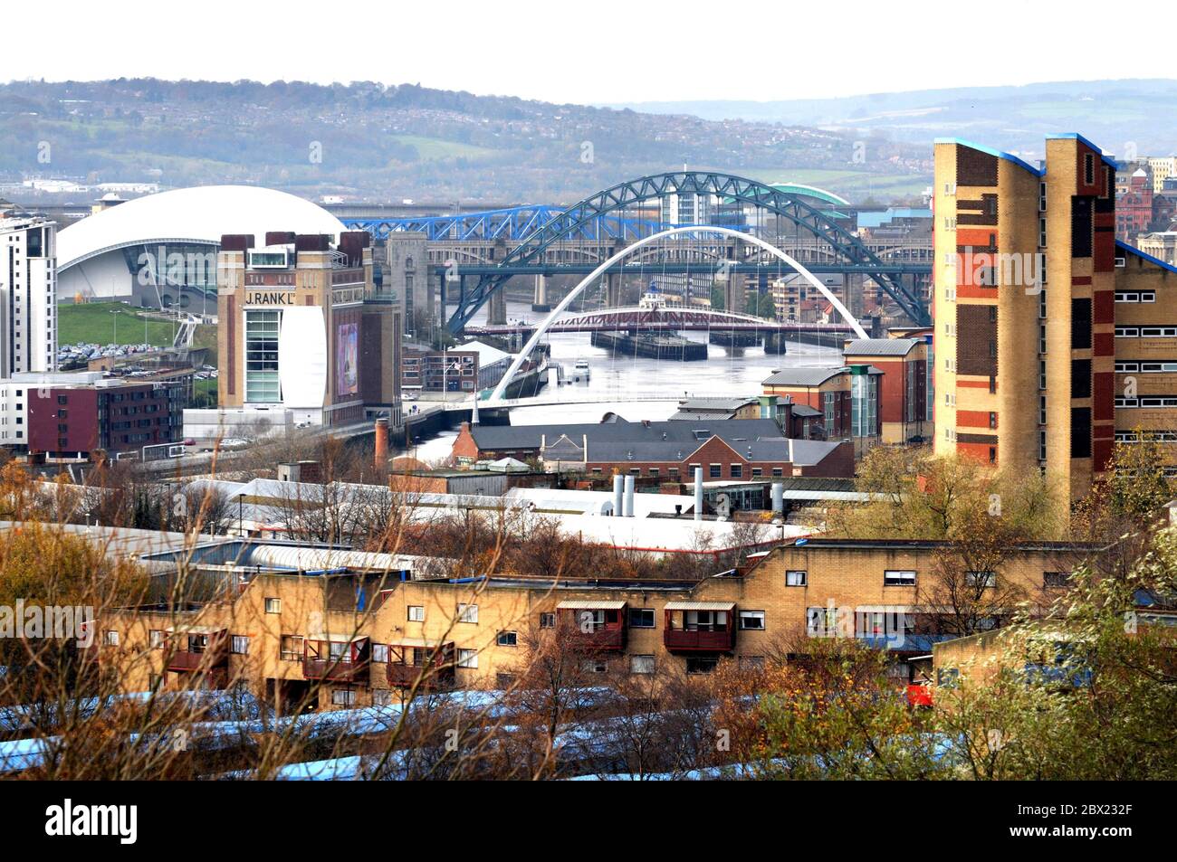 Una vista dal Byker Wall, Newcastle upon Tyne che mostra il Byker Wall, il Sage, il Baltico, il Millennium Bridge, il Tyne Bridge; il Swing Bridge Foto Stock