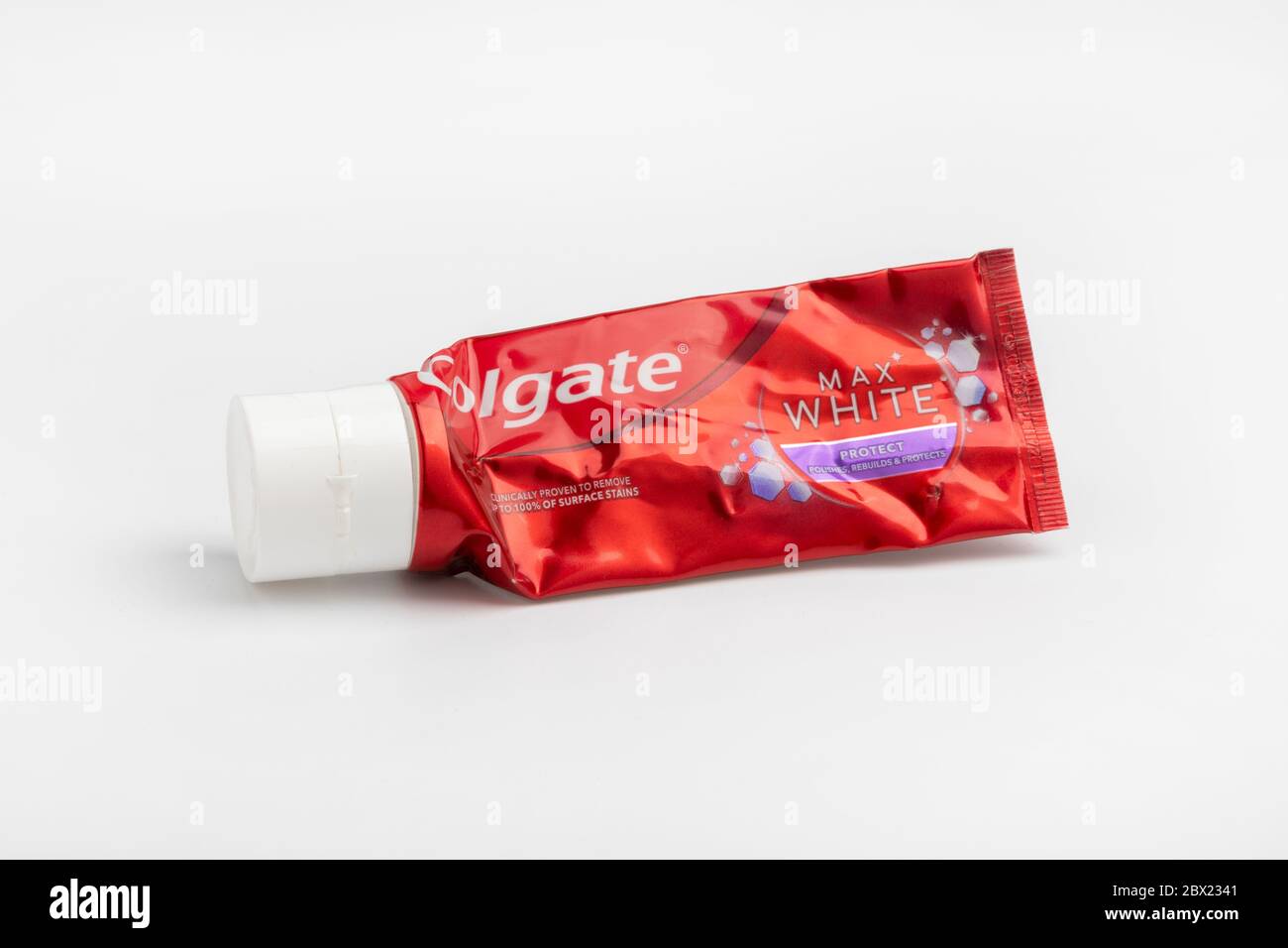 Un tubo di dentifricio schiacciato e appiattito Foto Stock