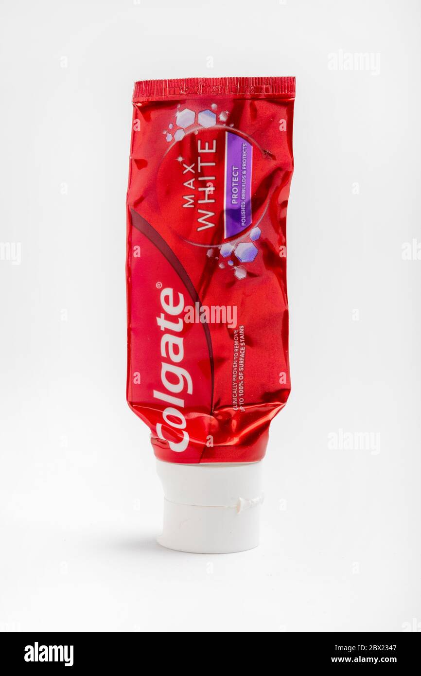 Un tubo di dentifricio schiacciato e appiattito Foto Stock