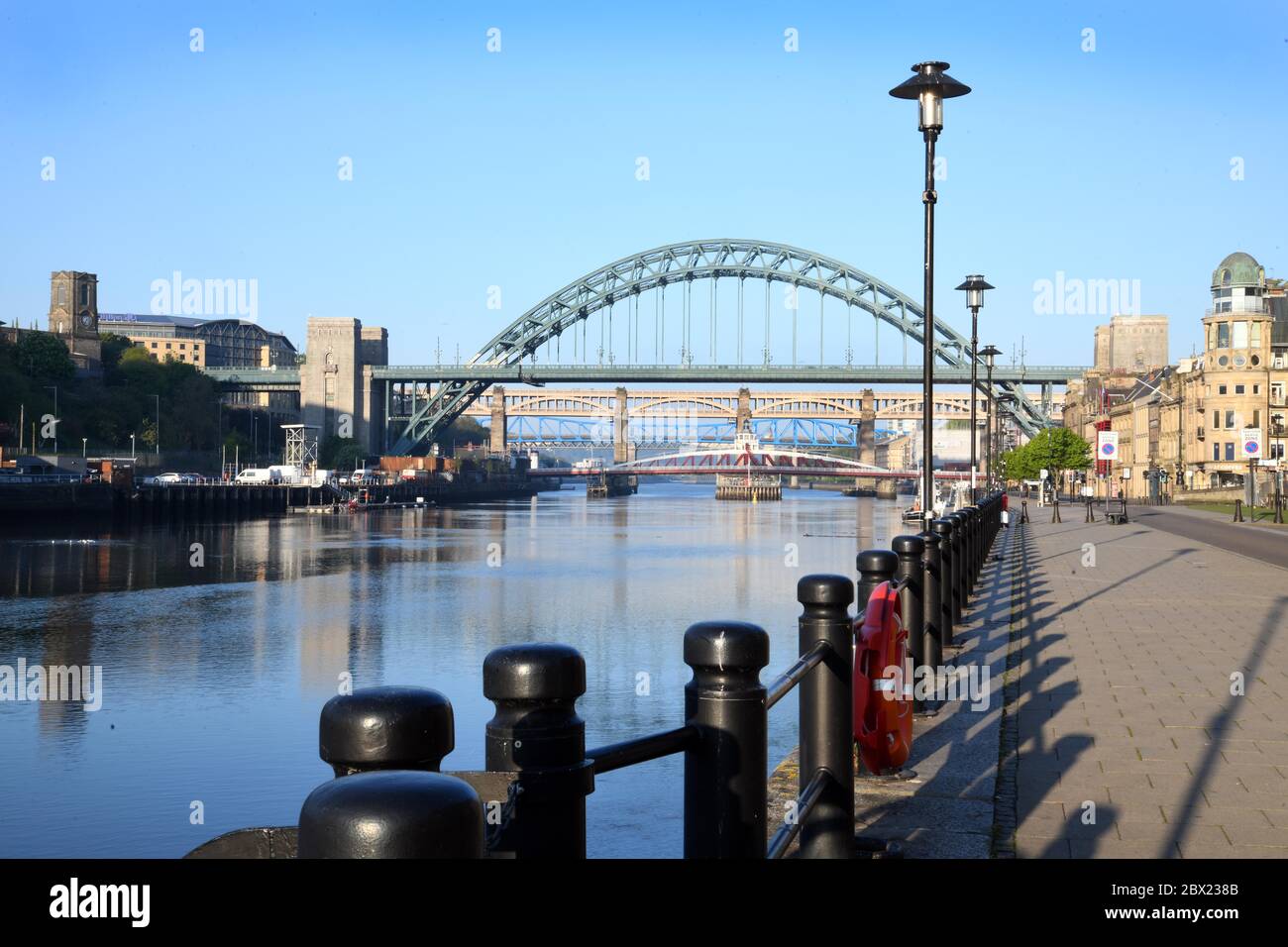 Ponti attraverso il fiume Tyne a Newcastle upon Tyne che mostra il ponte Tyne, il ponte Swing, il ponte ad alto livello, la Queen Elizabeth II Metro B Foto Stock