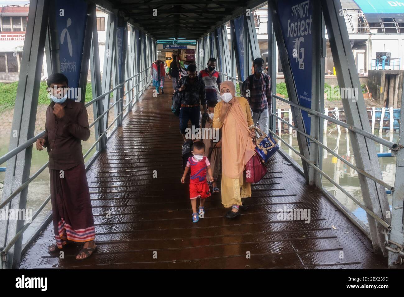 Dhaka, Dhaka, Bangladesh. 4 Giugno 2020. La gente indossa le maschere come precauzione per essere al sicuro dal coronavirus mentre lascia la città di Dhaka durante COVID-19 Epidemic Credit: Rd. Rakibul Hasan/ZUMA Wire/Alamy Live News Foto Stock