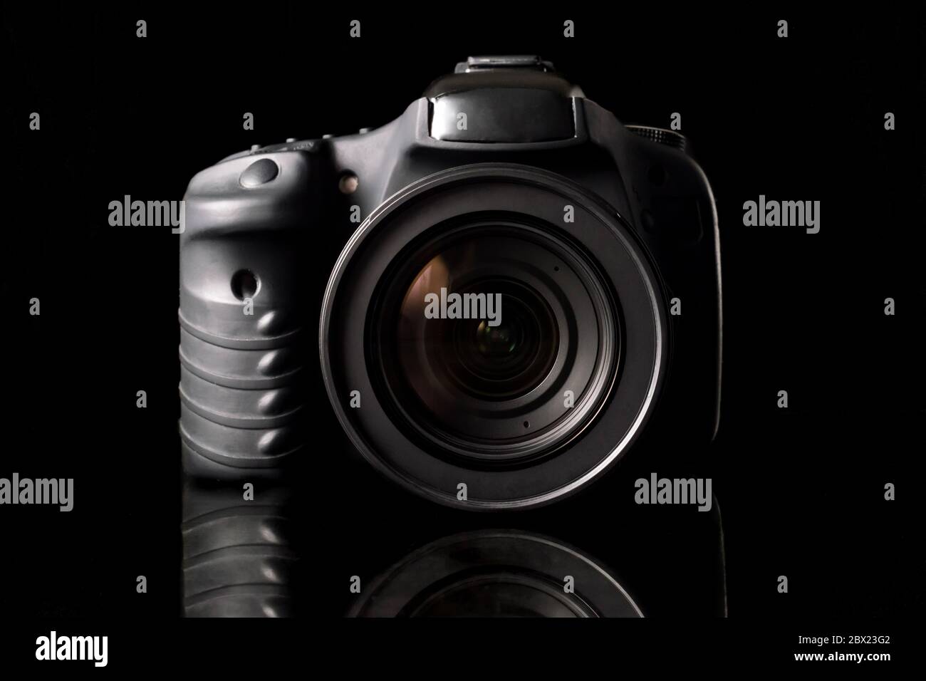 Fotocamera digitale su sfondo nero. Foto Stock