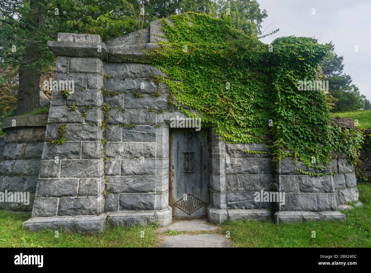 Sleepy Hollow, New York, USA: Una cripta di pietra ricoperta di edera nel Sleepy Hollow Cemetery. Foto Stock