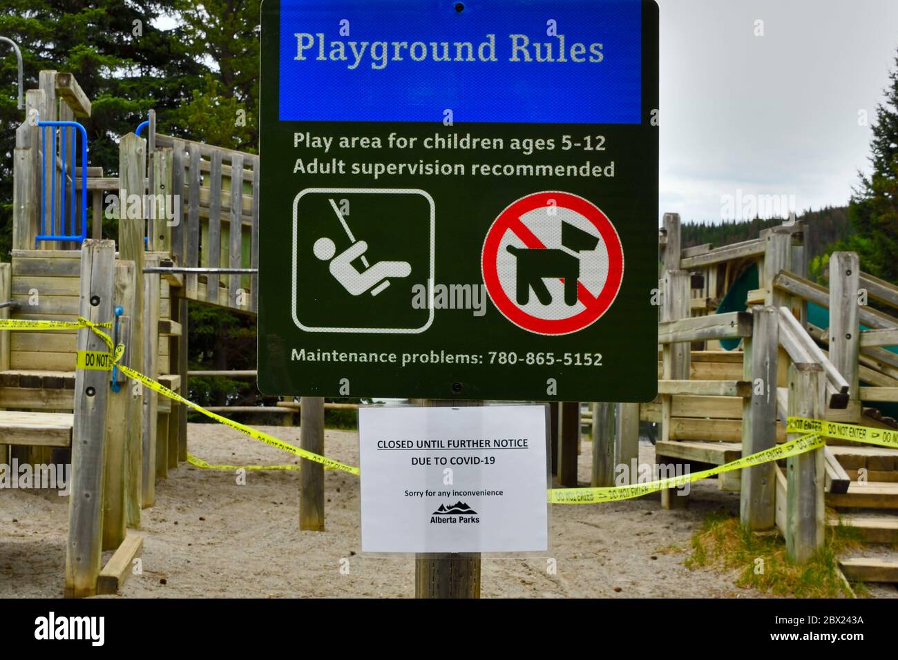 Un parco giochi in un campeggio parco chiuso a causa del virus covid-19 nella campagna Alberta Canada. Foto Stock