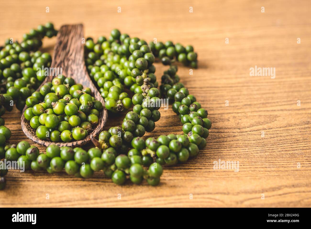 Grani verdi su sfondo di legno. Foto Stock