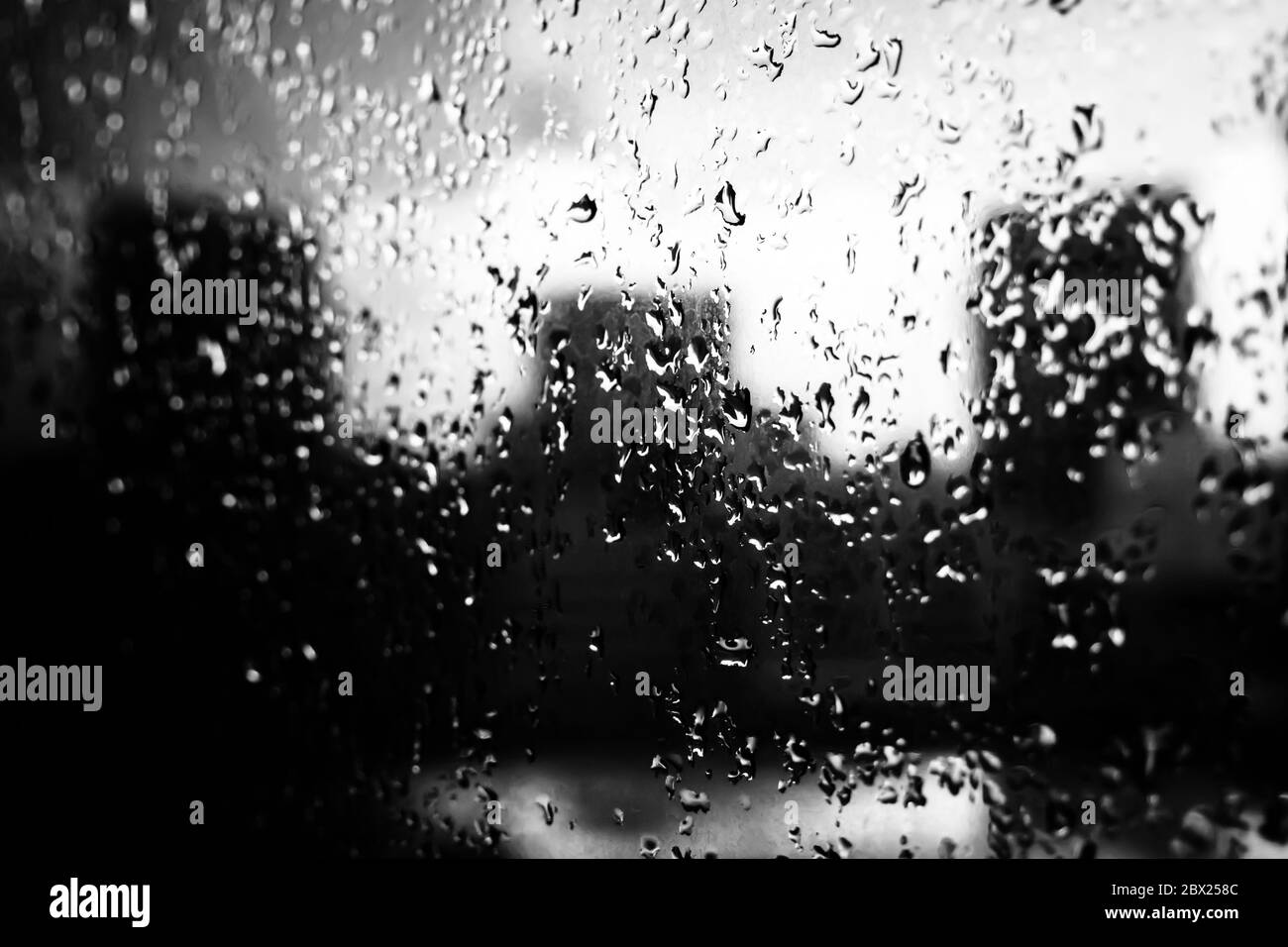 Gocce di pioggia sul vetro window.black e bianco tono Foto Stock