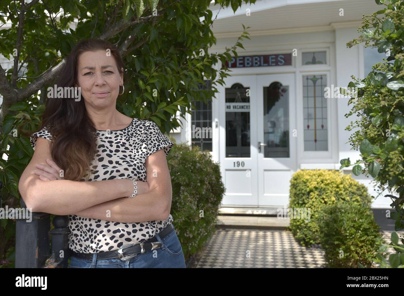 Keri Ward, proprietaria della pensione Pebbles a Southend, Essex, aperta solo ai lavoratori chiave, si trova di fronte alla sua proprietà, Come ha detto il segretario culturale Oliver Dowden ai Comuni che in ottobre potrebbe essere creata una nuova festa bancaria per aiutare l'industria turistica britannica e ha annunciato che il governo "investirà estesamente" in una grande campagna per promuovere le vacanze alle città costiere britanniche dopo le misure di blocco ancora più rilassato. Foto Stock