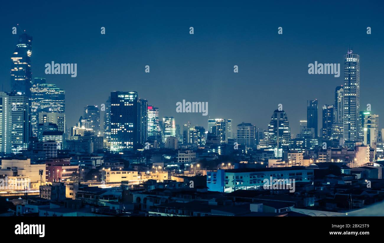 Vista della zona degli affari di Bangkok di notte, Bangkok è la capitale della Thailandia ed è una popolare destinazione turistica. Foto Stock