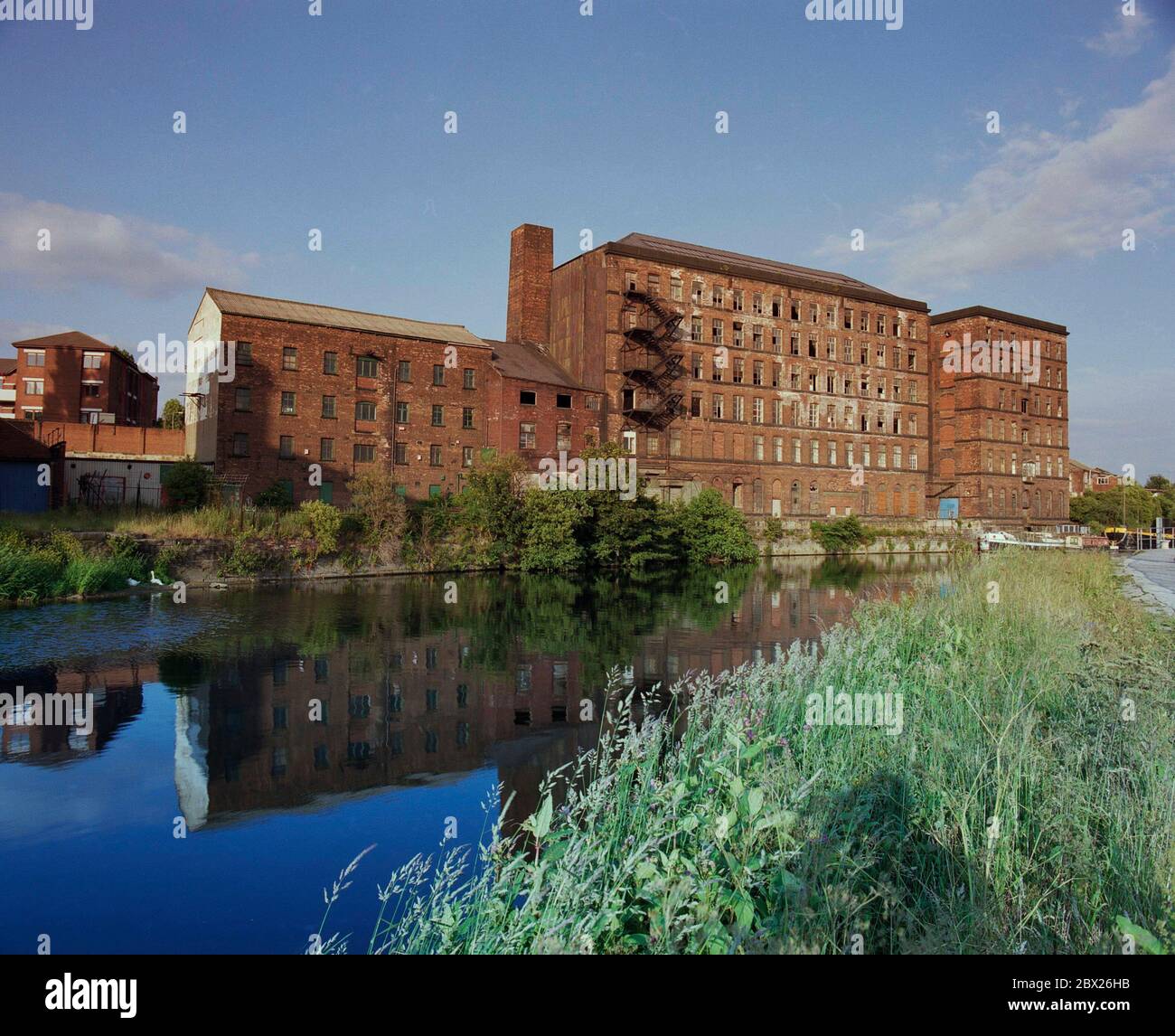 1995, Rose Wharf, un vecchio edificio mulino vicino al fiume Aire, Leeds, West Yorkshire, Inghilterra del Nord, Regno Unito Foto Stock