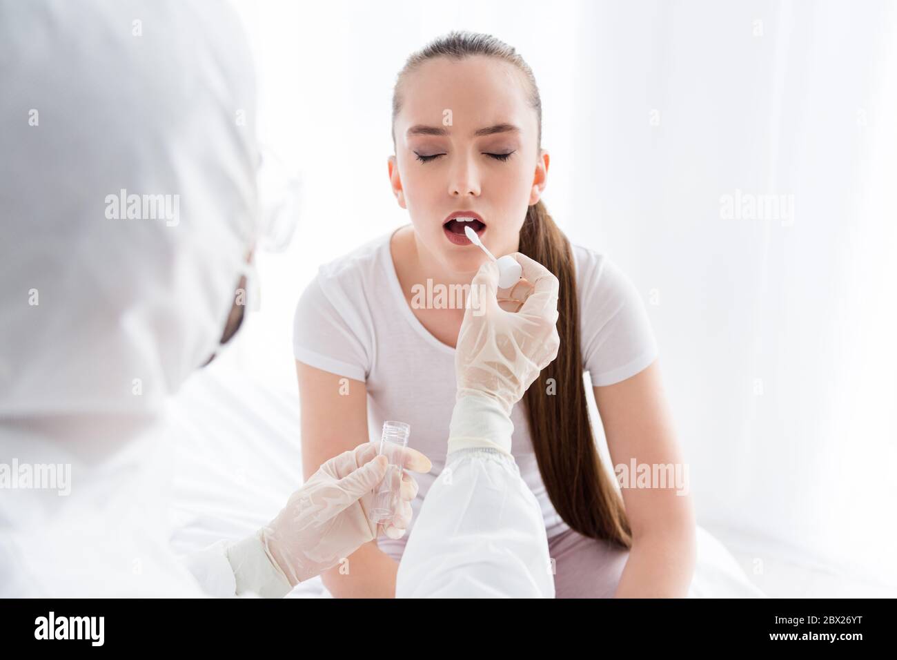 Foto di sola paziente signora solo casa sentire malessere chiamata ambulanza servizio di emergenza ragazzo doc virologo raccogliere sonda di saliva corona virus usura Foto Stock