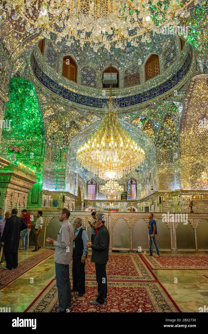 Santuario di Aramgah-e Shah-e Cheragh a Shiraz, Iran. Sayyed Mir Ahmad, uno dei 17 fratelli di Imam Reza, è stato cacciato e ucciso dal califfato su questo Foto Stock