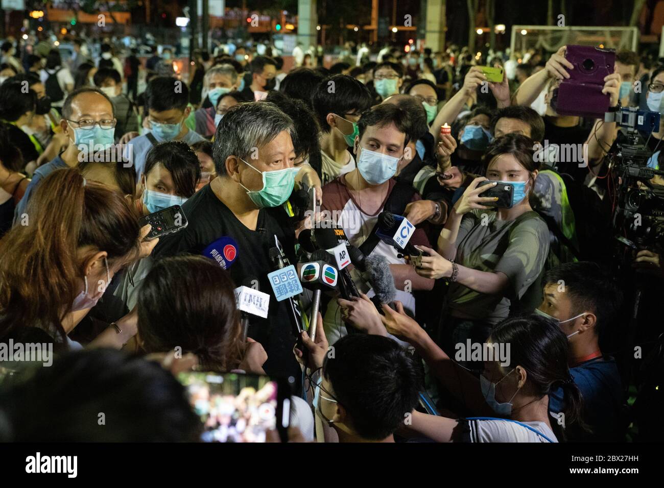 Causeway Bay, Hong Kong. 04, Giugno 2020. L'attivista parla alla stampa di tenere l'incontro illegale nonostante le leggi che si sono spezzate sul libero spacing a Hong Kong. © Danny Tsai / Alamy Live News Foto Stock