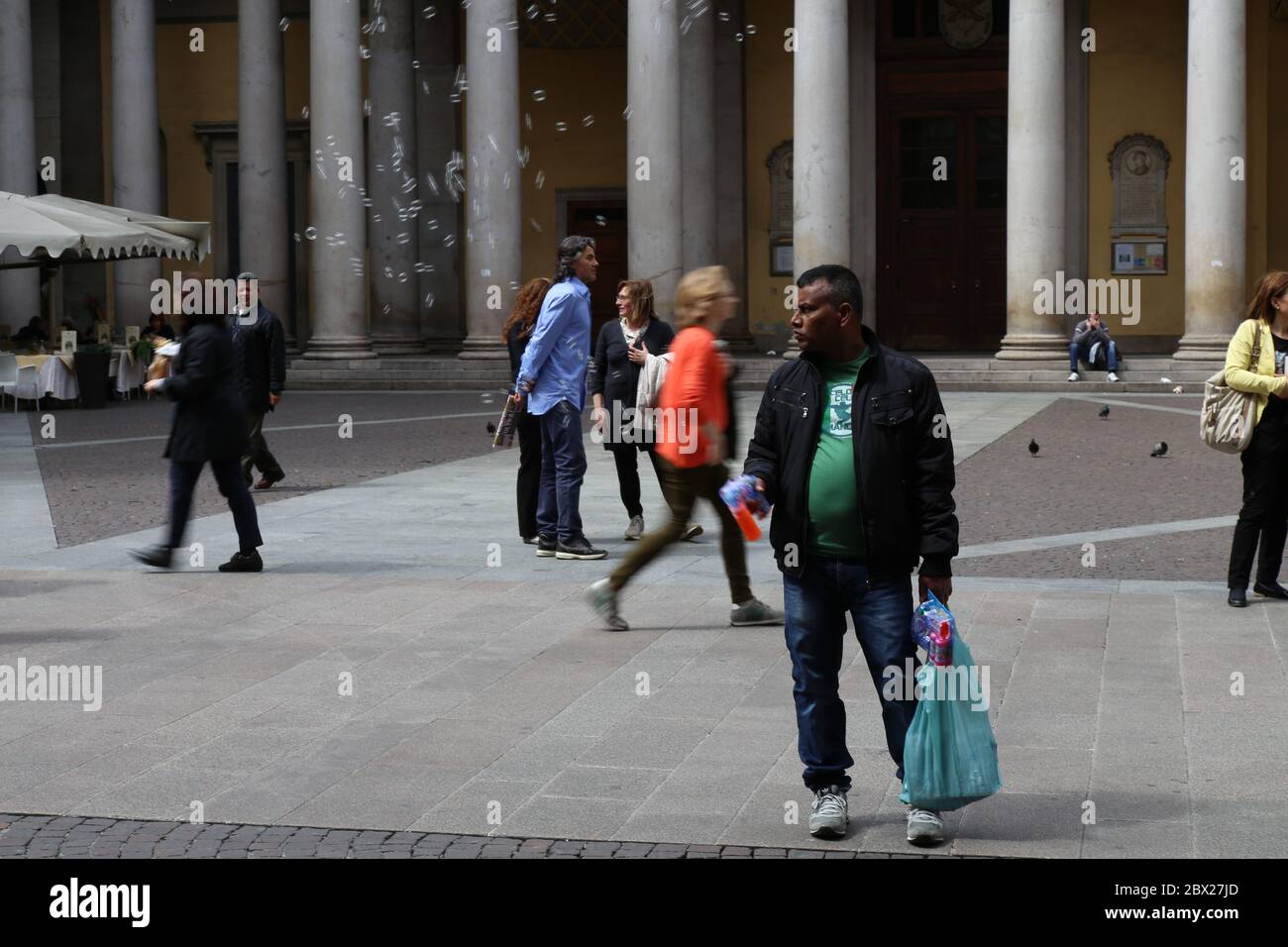 Asiatic - uomo immigrato di etnia indiana che vende giocattoli per strada. Foto Stock