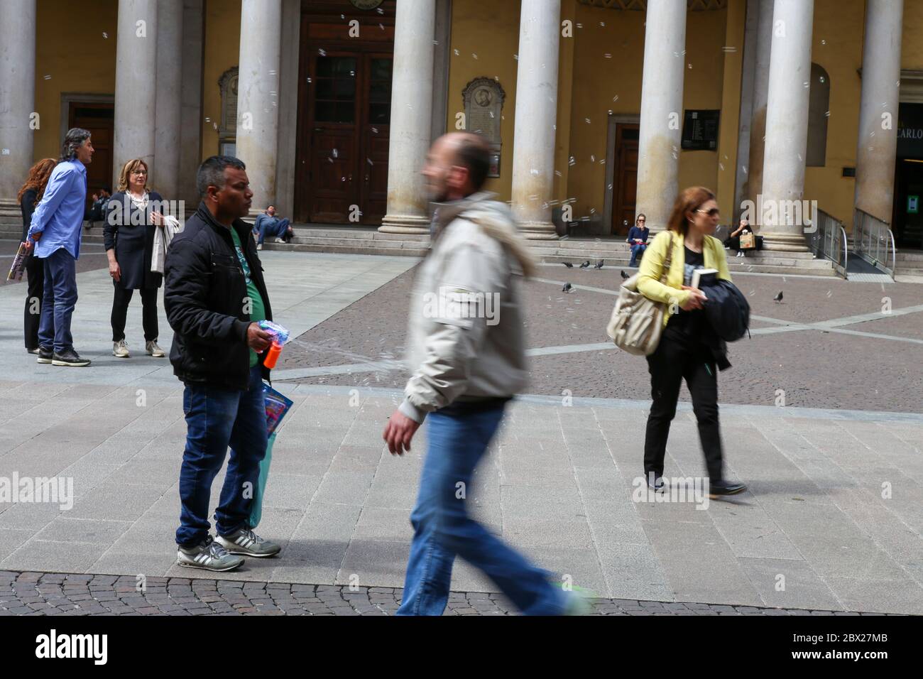 Asiatic - uomo immigrato di etnia indiana che vende giocattoli per strada. Foto Stock
