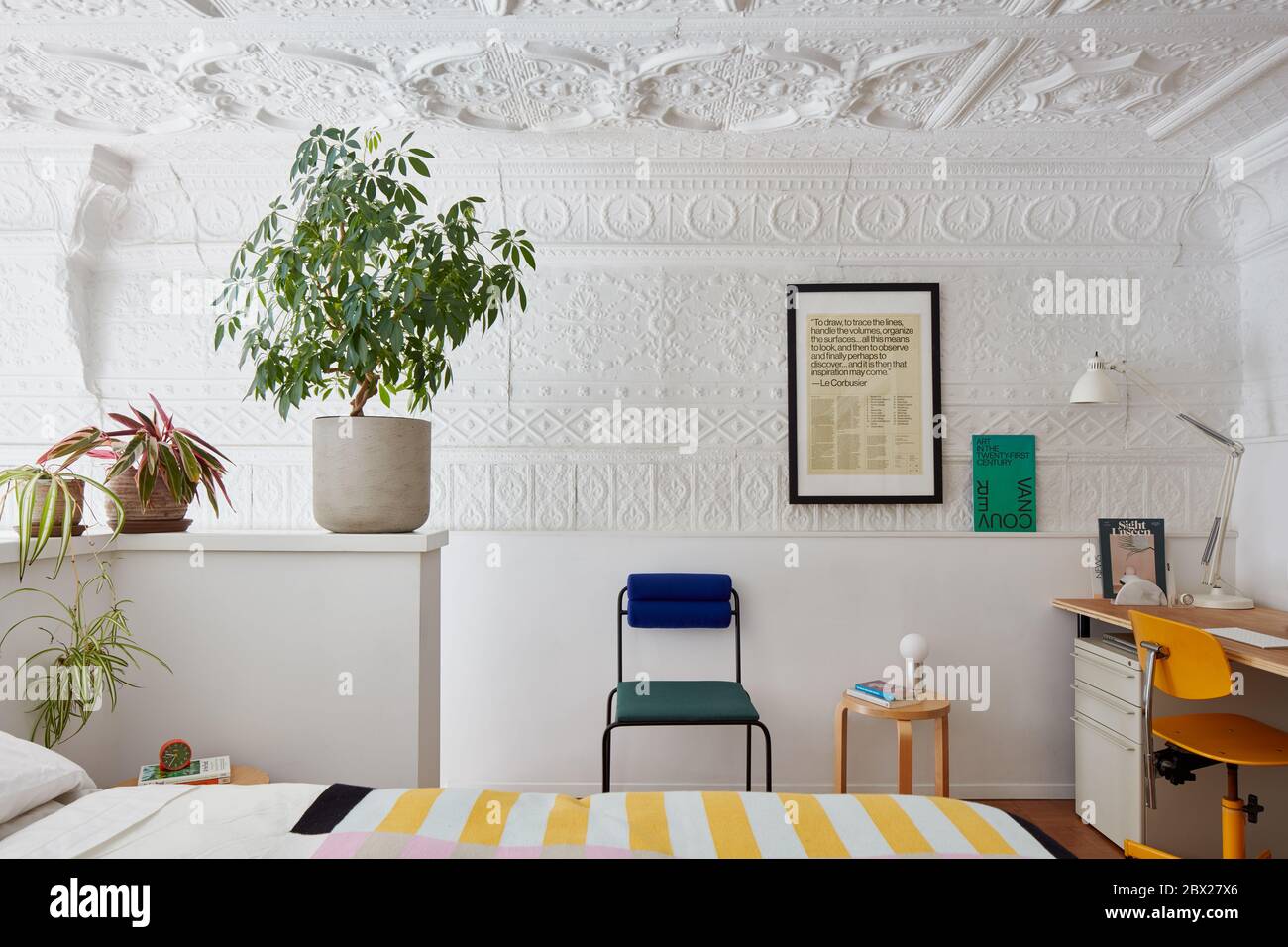 Loft con camera da letto e home Office dall'estetica eclettica e moderna Foto Stock