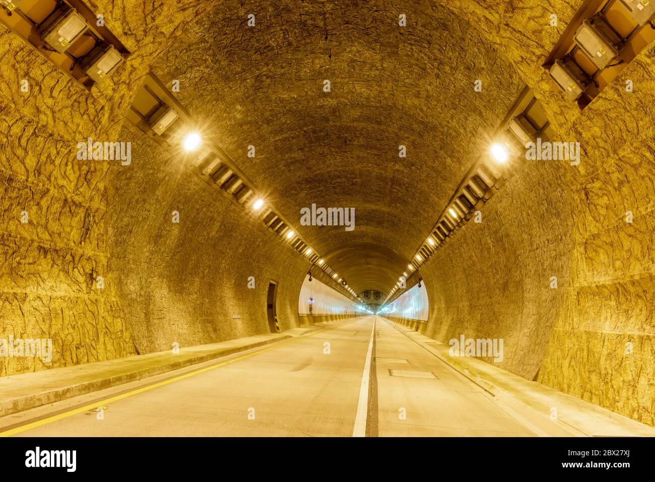 All'interno di uno dei tunnel di Devil's Slide. Foto Stock