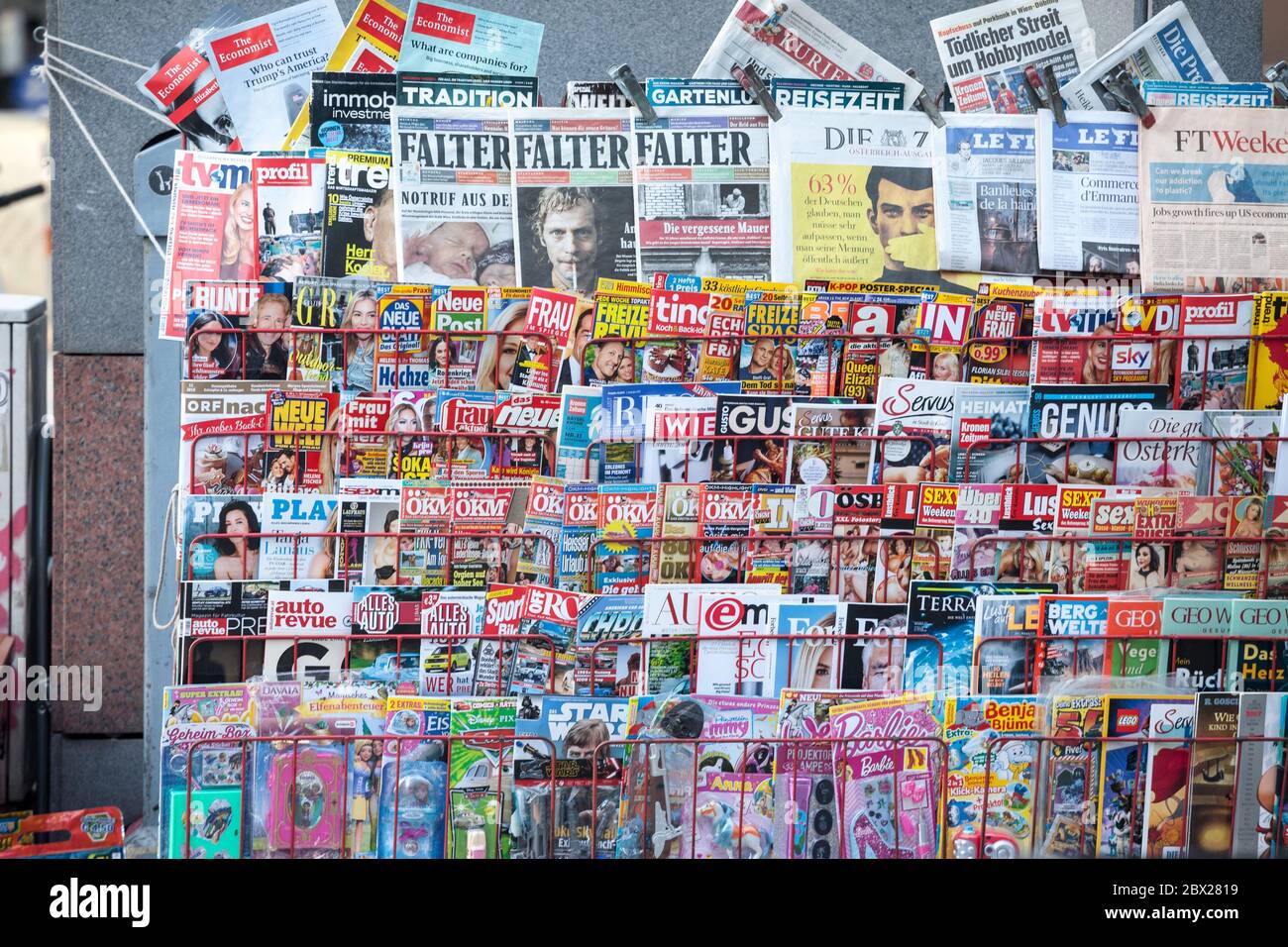 VIENNA, AUSTRIA - 6 NOVEMBRE 2019: Scaffali di riviste riempiti di giornali e giornali in tedesco, da un rivenditore di stampa austriaco nel centro di VI Foto Stock