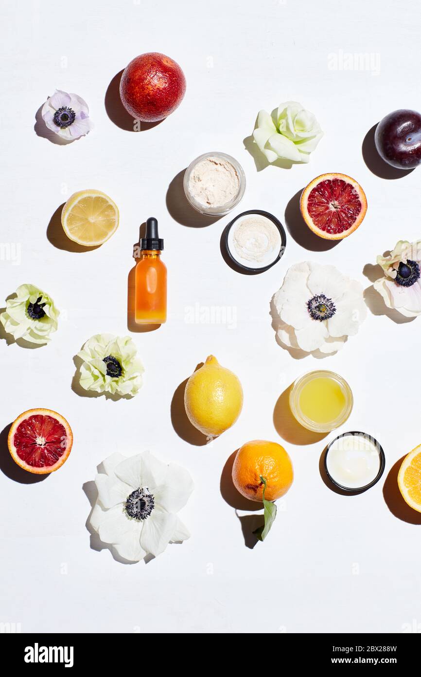 Ancora vita con arance, limoni, fiori e prodotti per la cura della pelle Foto Stock