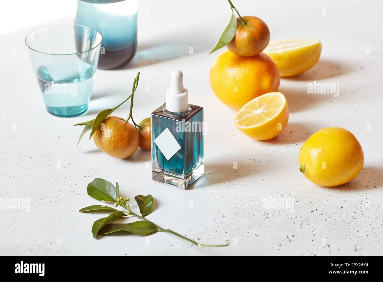 Prodotti per la cura della pelle con frutta Foto Stock