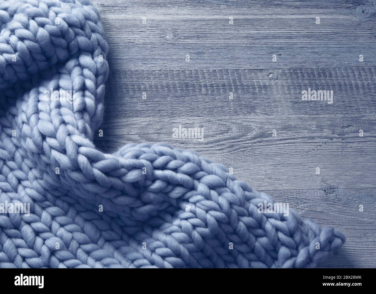 Coperta di lana merino su sfondo grigio di legno Foto Stock