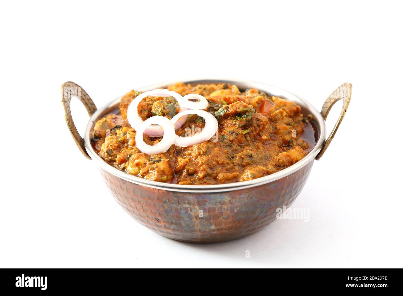 Chana Masala o grammo in recipiente di rame Foto Stock