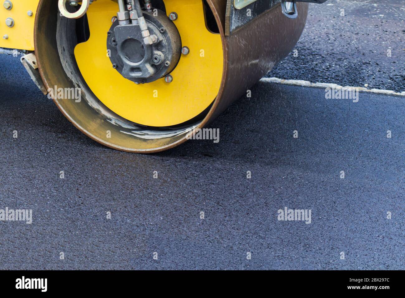 Asfalto nero fresco su strada nuova. Lavori di costruzione. Foto Stock