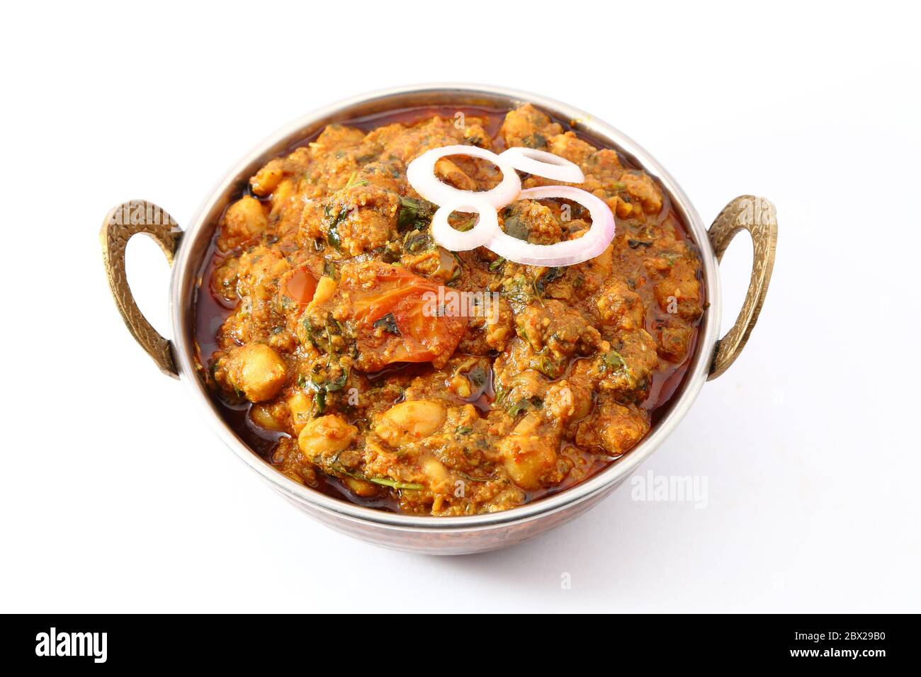 Chana Masala o grammo in recipiente di rame Foto Stock