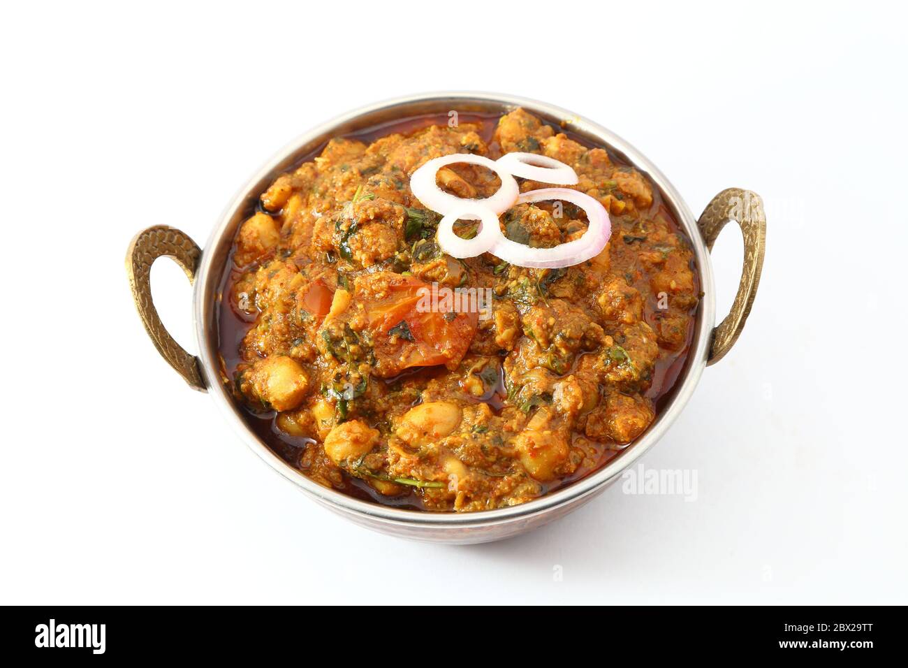 Chana Masala o grammo in recipiente di rame Foto Stock