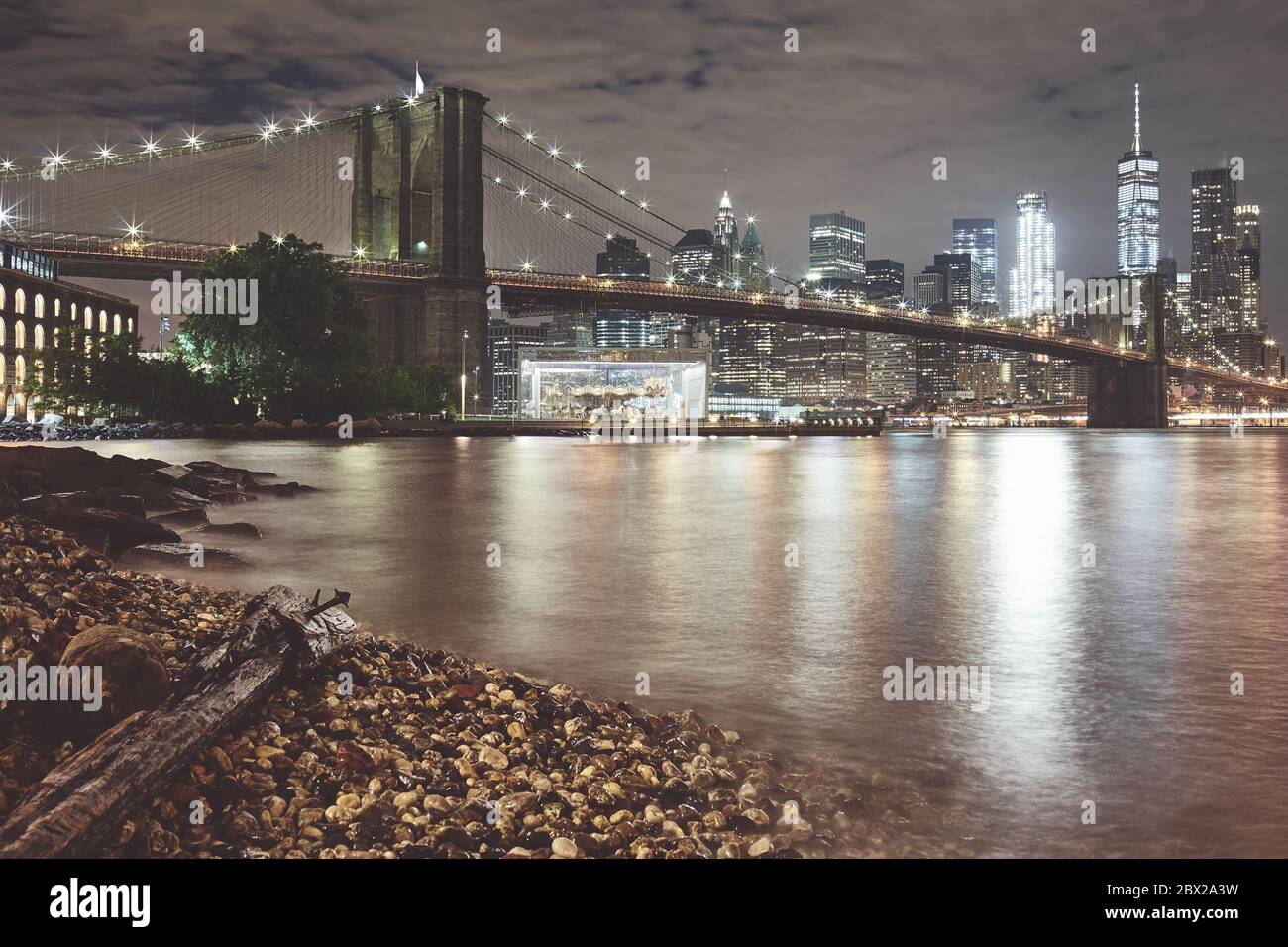 Il Ponte di Brooklyn e Manhattan di notte, dai toni di colore immagine, New York City, Stati Uniti d'America. Foto Stock