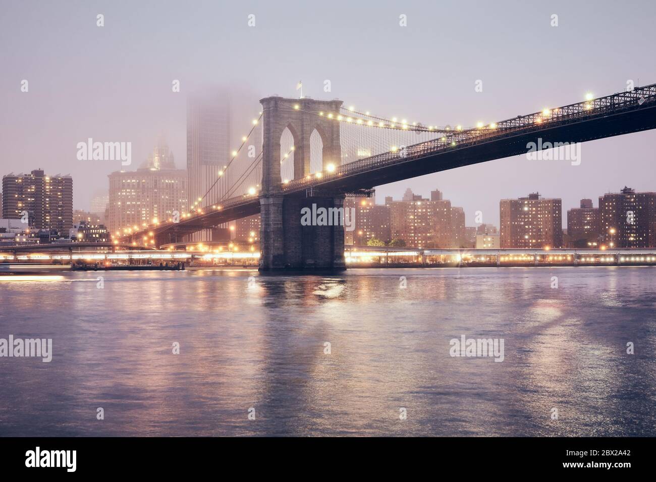 Ponte di Brooklyn in una notte di nebbia, foto dai colori tonici, New York City, USA. Foto Stock