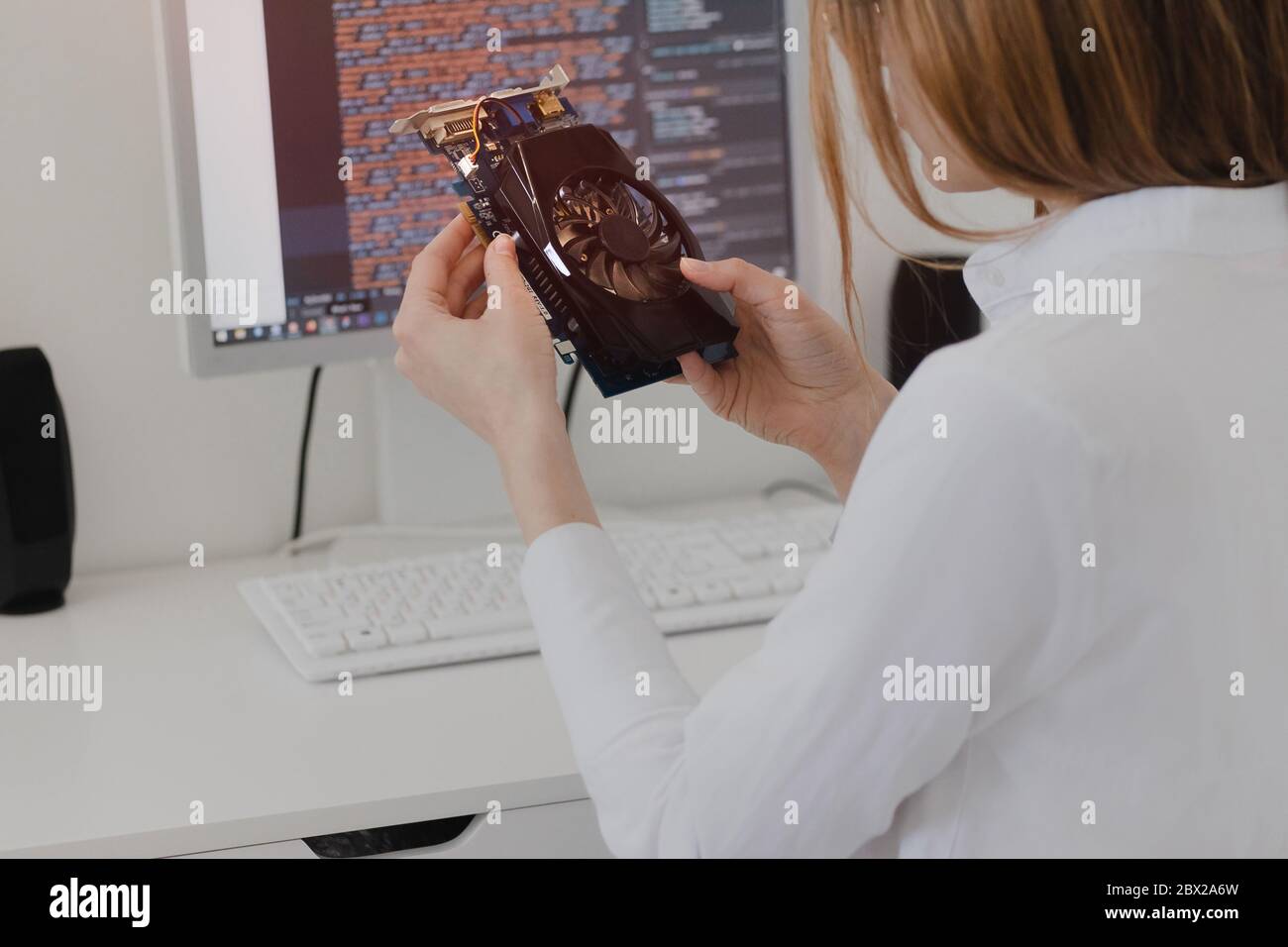 Concetto di tecnologia elettronica. Giovane donna online shopping gpu Grafica Proccesing Unit bianco sfondo camera Foto Stock