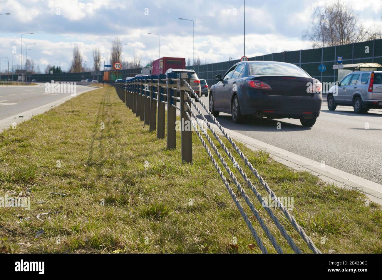 La barriera per cavi, chiamata anche barriera di sicurezza per la protezione di cavi o fili stradali, è sempre più utilizzata per la sicurezza stradale. Primo piano delle funi di acciaio. Foto Stock La barriera per cavi, chiamata anche barriera di sicurezza per la protezione di cavi o fili stradali, è sempre più utilizzata per la sicurezza stradale. Primo piano delle funi di acciaio. Foto Stock