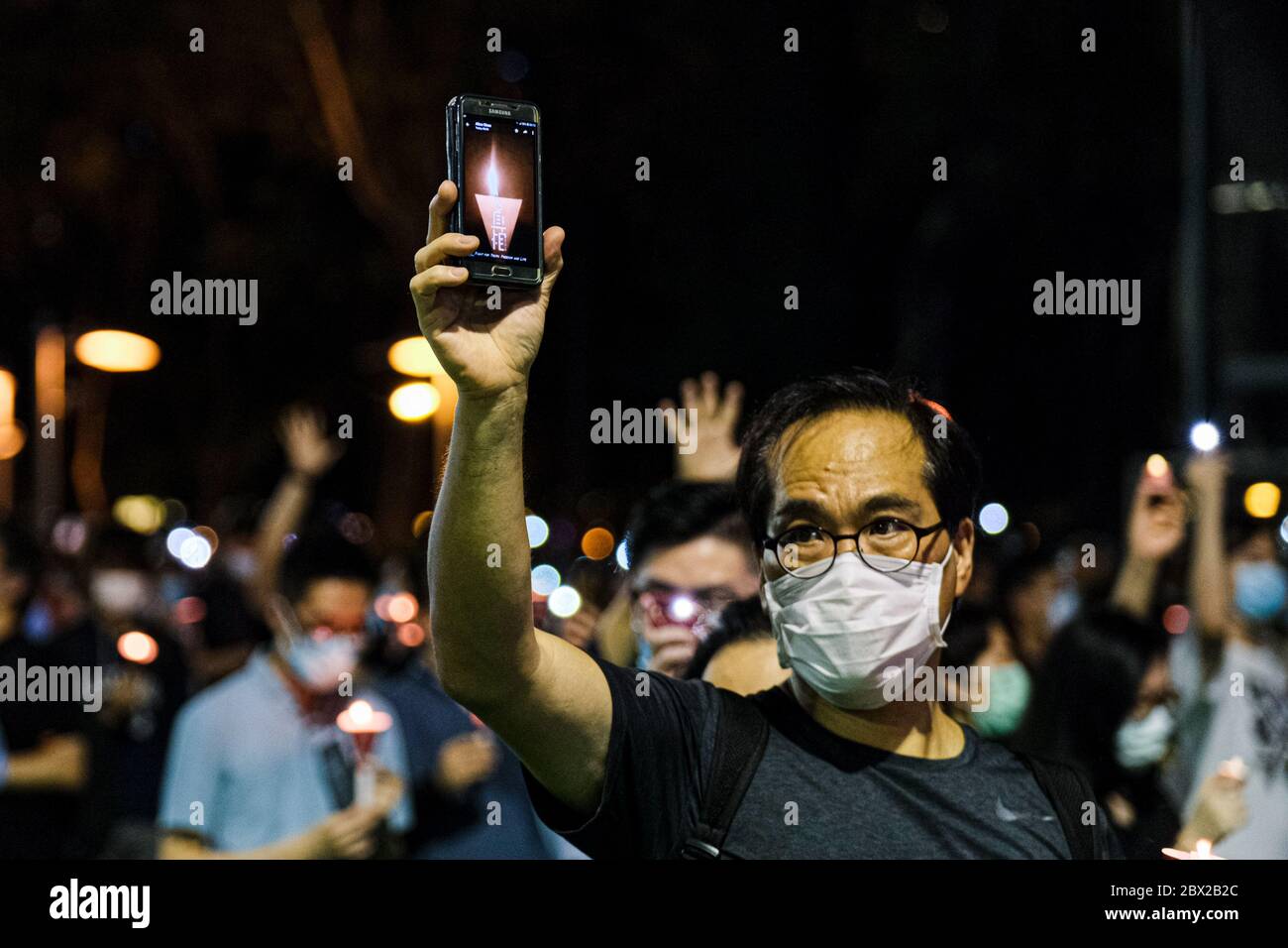 Hong Kong, Cina. 4 Giugno 2020. La gente partecipa al 31 ° anniversario di veglia a lume di candela a Hong Kong. A causa delle restrizioni esistenti del Covid-19, Hong Kong ha bandito per la prima volta la veglia annuale del 4 giugno per onorare le vittime delle proteste filodemocrate di Piazza Tiananmen nel 1989. Credit: Keith Tsuji/ZUMA Wire/Alamy Live News Foto Stock