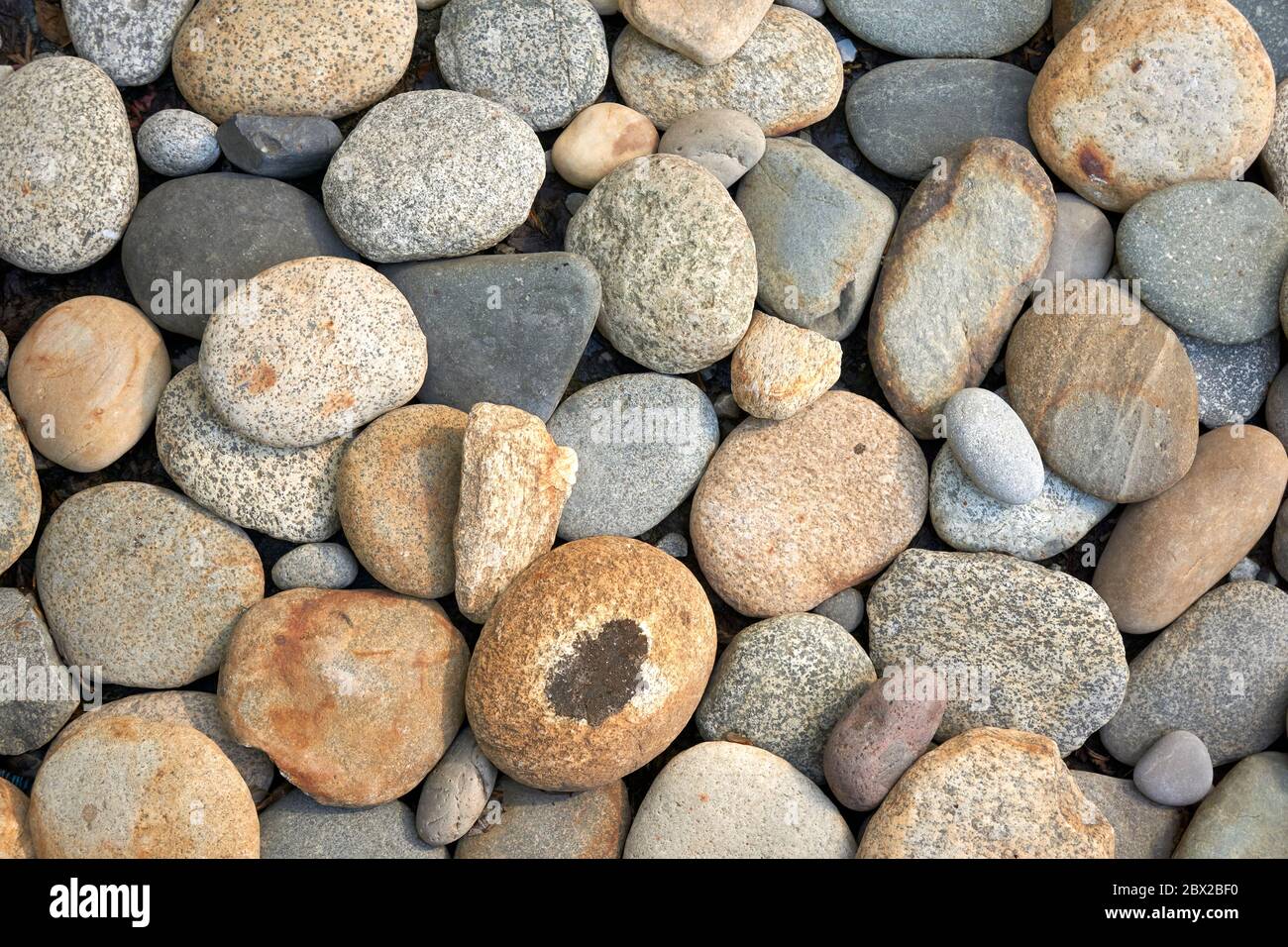 Primo piano di rocce fluviali di diverse dimensioni dall'alto Foto Stock